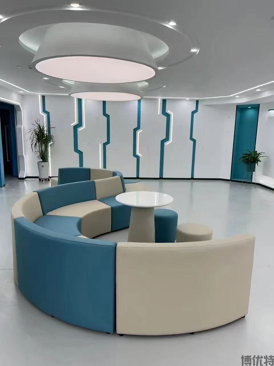 【科技企业 + 展厅接待区】科技展厅环形异形沙发落地案例(图1) 【科技企业 + 展厅接待区】科技展厅环形异形沙发落地案例(图1)