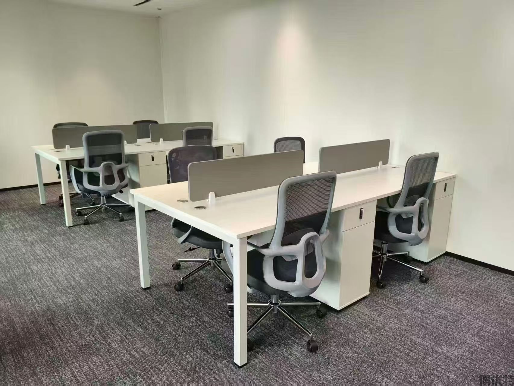 简约屏风职员办公桌，打造整洁高效办公工位